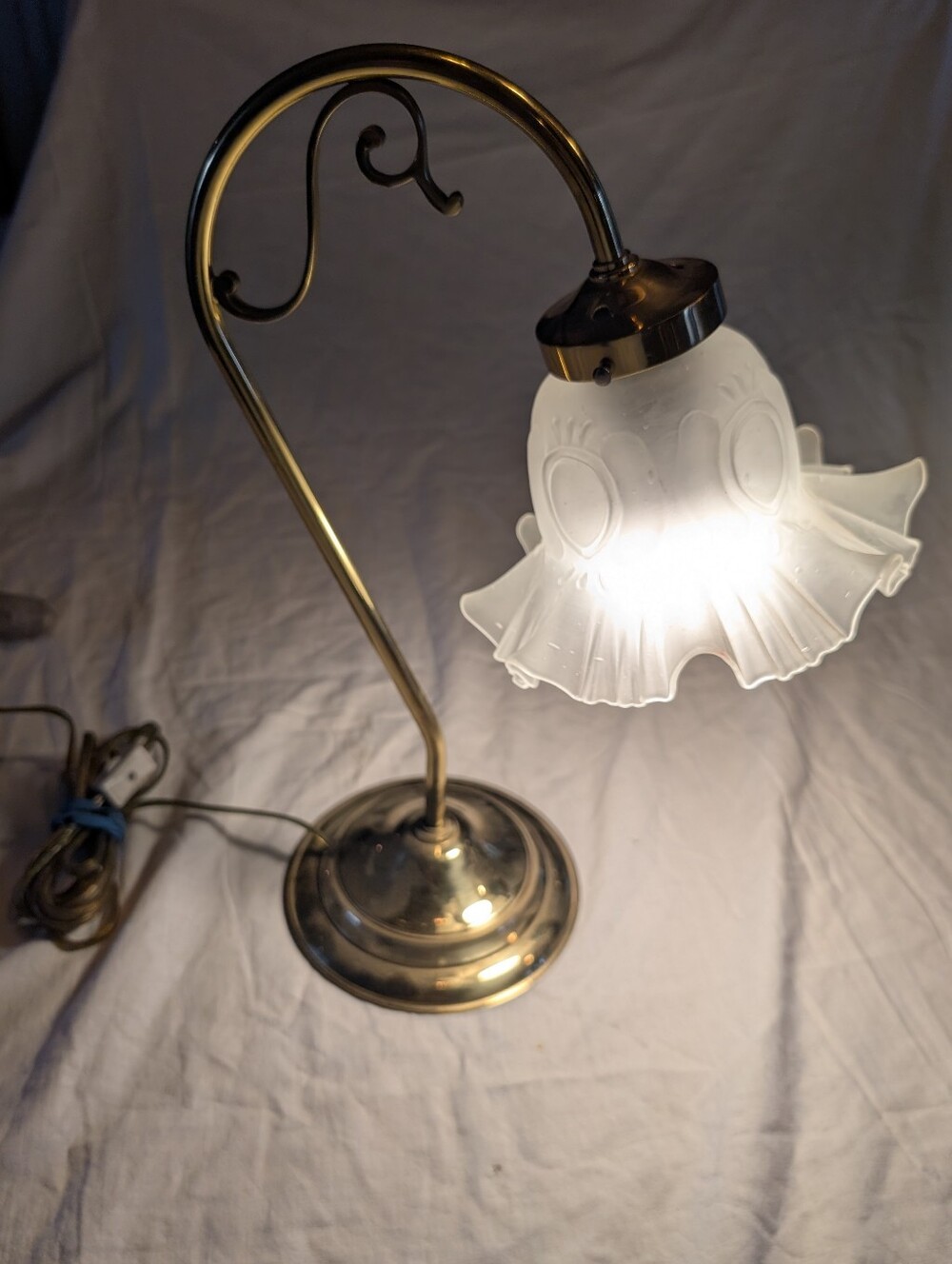 2/70$ Vintage Brass Desk Lamp with Frosted Glass Ruffled Shade